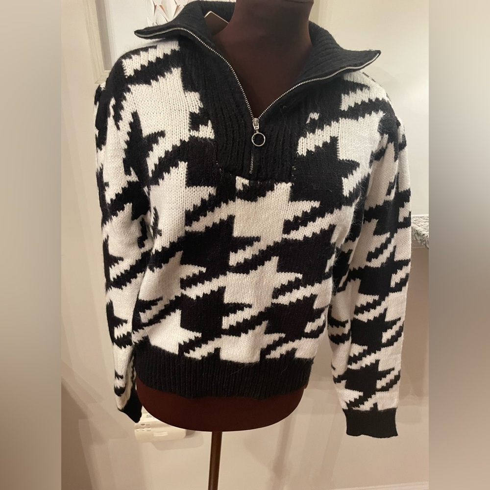 NWT Stylish Houndstooth Zip Turtleneck Sweater - Black & White Size Medium